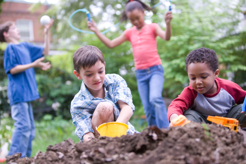 enfants jouant dehors