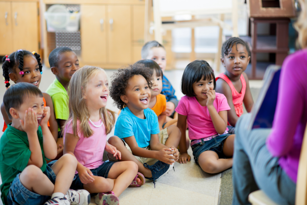 enfants ecoutant une histoire